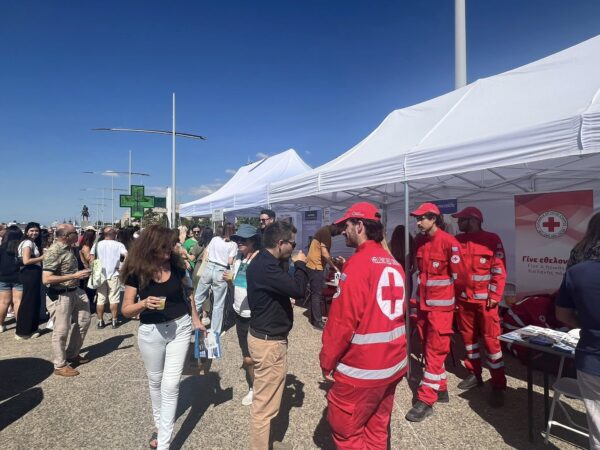 ΦΣΘ: Ο Λευκός Πύργος φωταγωγήθηκε πράσινος προς τιμήν των φαρμακοποιών